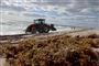 en traktor på stranden