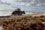 en traktor på stranden