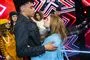 De to X Factor-deltagere kigger hinanden dybt i øjnene lige før et kram