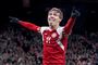 fodboldspiller jubler efter scoring