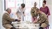 folk omkring et bord