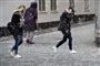 Unge mennesker går i snevejr