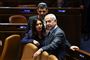 to personer i parlament
