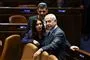 to personer i parlament