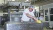 en mand arbejder