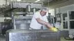 en mand arbejder