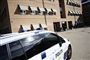 politibil foran bygning