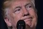 donald trump taler i mikrofon 