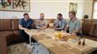 4 fyre sidder ved et bord med billeder