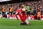 Gabriel Jesus sender en hilsen til Arsenals fans, efter at han har bragt holdet på 3-0 med sin anden scoring i kampen.