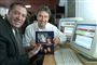 Jørgen De Mylius og Dario Campeotto de holder en cd sammen