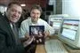 Jørgen De Mylius og Dario Campeotto de holder en cd sammen