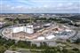 Sjællands Universitetshospital i Køge, som her er fotograferet i august 2021, opføres i etaper som en udvidelse af det eksisterende hospital. Men stigende priser på materialer og energi betyder, at Region Sjælland har måtte bede Sundhedsministeriet om lov til at optage lån på 275 millioner kroner. Det har de fået grønt lys til, oplyser regionen.