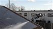 En drone sprøjter vand