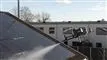 En drone sprøjter vand