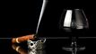 en rygende cigar og et glas cognac