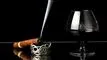 en rygende cigar og et glas cognac