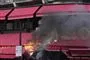 Flammer i en rød markise