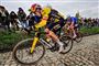 En cykelrytter knokler derudaf