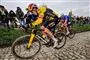En cykelrytter knokler derudaf
