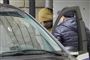 Med en gul hætte over hovedet bliver Wall Street Journals Moskva-korrespondent, Evan Gershkovich, eskorteret ind i en politibil efter et retsmøde i Moskva torsdag 30. marts. Nu har russiske myndigheder sigtet ham for spionage.