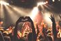 Folk til en koncert de laver hjerter med deres fingre
