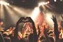 Folk til en koncert de laver hjerter med deres fingre