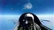 pilot ses i cockpit med fly bagved