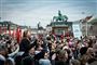 mennesker samlet ved christiansborg