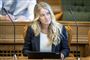 kvinde sidder i folketingssalen