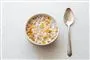 skål med cornflakes og mælk