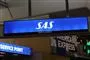Et neonlysskilt med SAS's logo