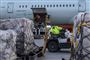 bil kører ved fly i lufthavn