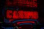 neonskilt med ordet casino 