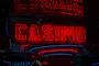 neonskilt med ordet casino 