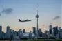Fly med skyline i baggrunden