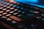 Et computer tastatur med lys i