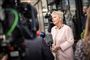 Lizette Risgaard taler med pressen