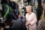 Lizette Risgaard taler med pressen