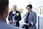 To alvorlige mennesker ved et pressemøde