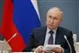 Vladimir Putin sidder i en stol og ser sur ud