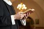 præst læser i bibel