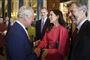 Kronprinsesse Mary og kronprins Frederik hilser på Storbritanniens kong Charles ved en reception fredag på Buckingham Palace. Receptionen blev afholdt forud for kroningen lørdag.