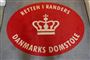 Et gulvtæppe med logoet fra retten i Randers