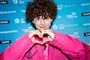en person laver hjerte-tegn
