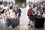 folk står med bagage i lufthavn