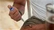 en person bruger en medicinpen