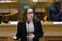 kvinde taler i folketinget 