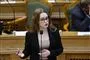 kvinde taler i folketinget 