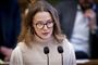 Det vakte fredag en vis utilfredshed i Folketingssalen, da Aki-Matilda Høegh-Dam valgte at tale grønlandsk. Men det bør være muligt for de grønlandske og færøske folketingsmedlemmer at tale på deres modersmål, mener Liberal Alliances partileder, Alex Vanopslagh. (Arkivfoto).
